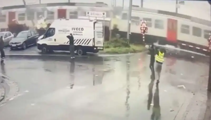 treno travolge tir in belgio 4