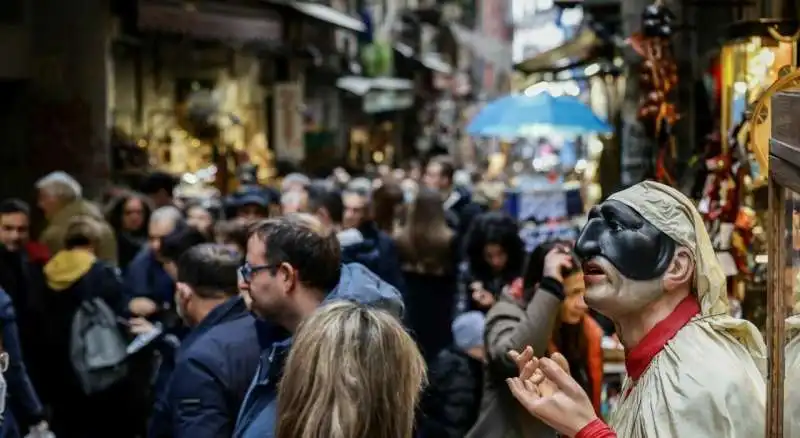 turisti a san gregorio armeno