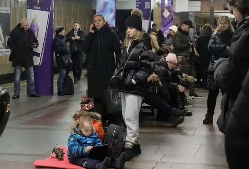 ucraini si rifugiano nelle stazioni della metro a kiev   1