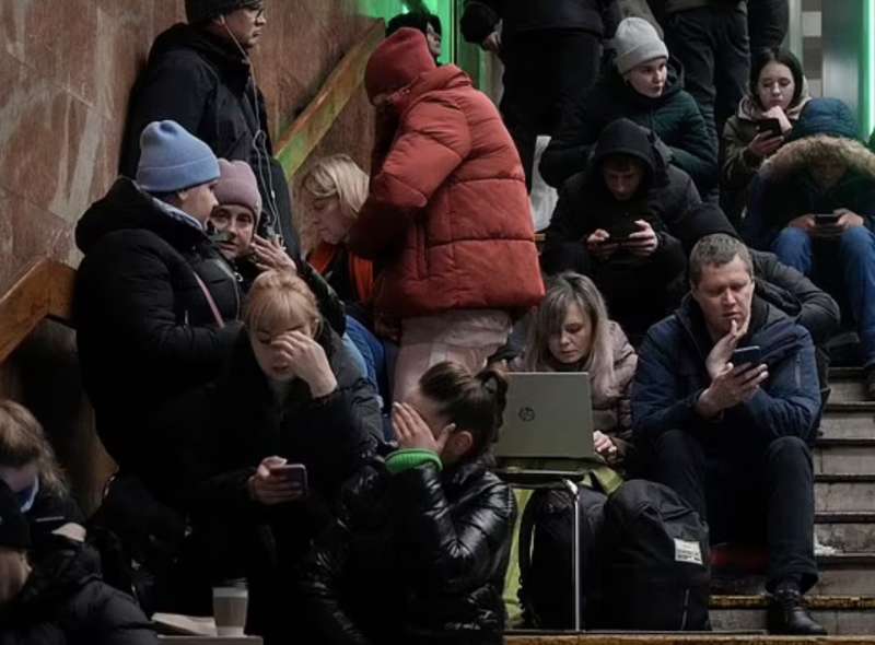 ucraini si rifugiano nelle stazioni della metro a kiev 2