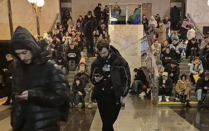 ucraini si rifugiano nelle stazioni della metro a kiev   3