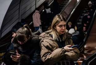 ucraini si rifugiano nelle stazioni della metro a kiev 4