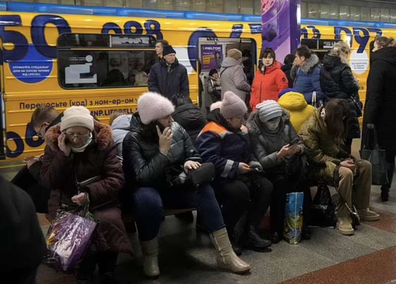 ucraini si rifugiano nelle stazioni della metro a kiev 6