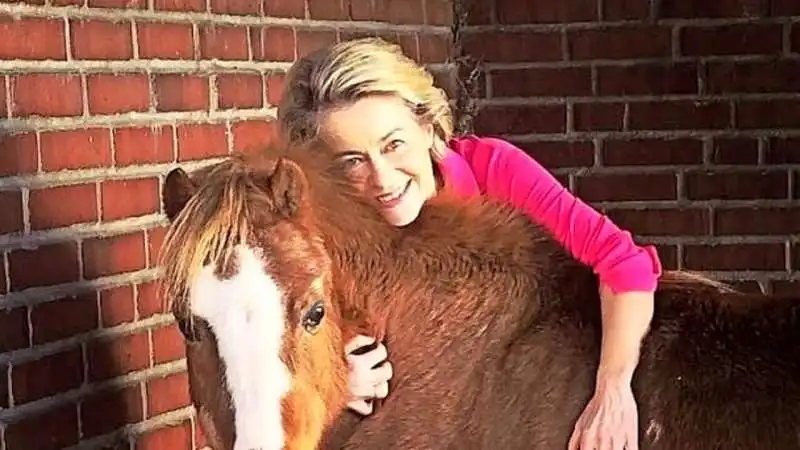 ursula von der leyen e un cavallo 1