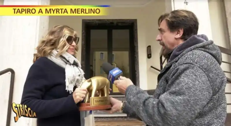 VALERIO STAFFELLI CONSEGNA IL TAPIRO D ORO A MYRTA MERLINO 