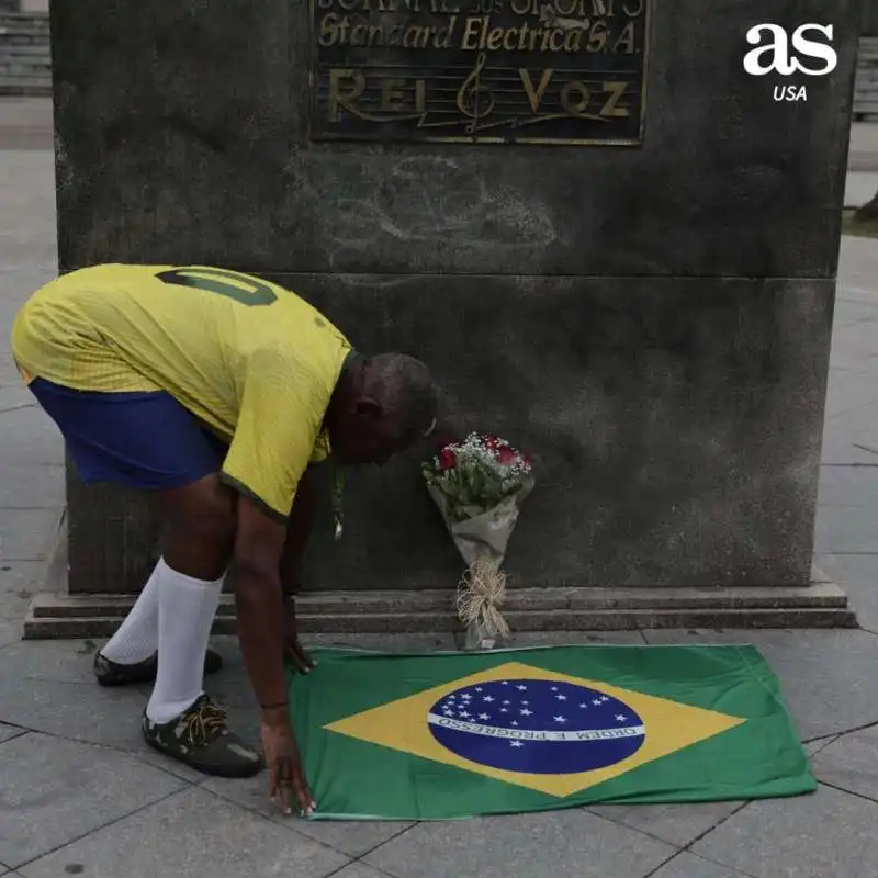 veglia nello stadio del santos per pele 10