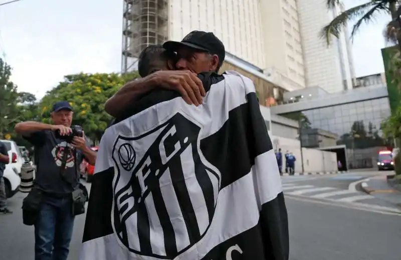 veglia nello stadio del santos per pele 2