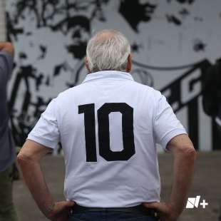 veglia nello stadio del santos per pele 4