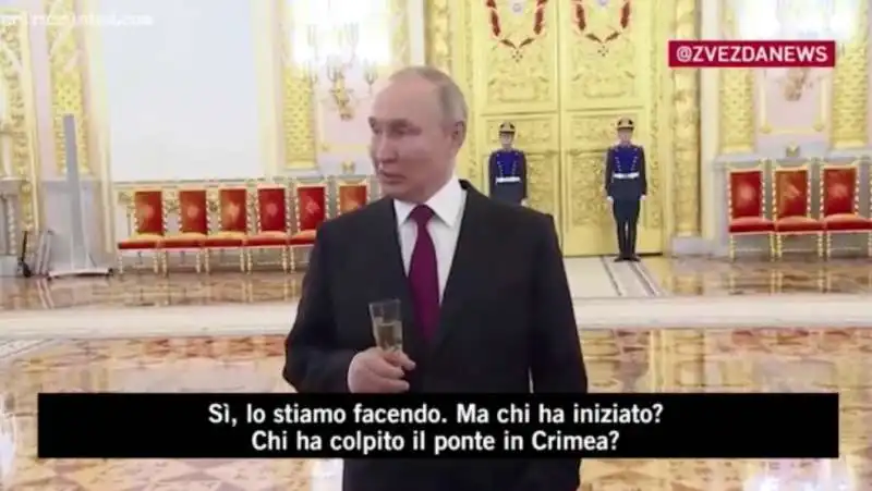 vladimir putin brinda con lo champagne e parla della guerra   4