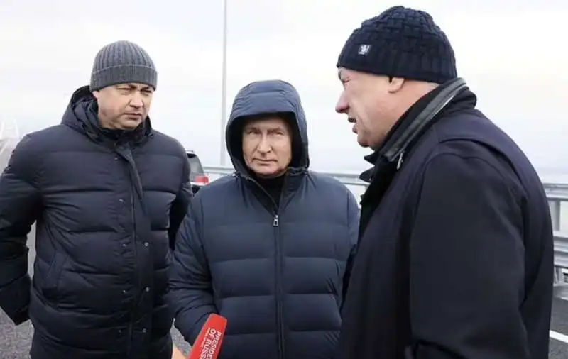 vladimir putin sul ponte di crimea   5 dicembre 2022. 