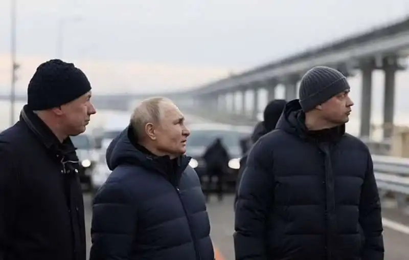 vladimir putin sul ponte di crimea   5 dicembre 2022.  