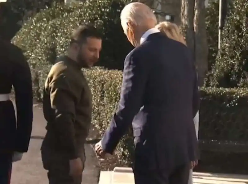 VOLODYMYR ZELENSKY ACCOLTO ALLA CASA BIANCA DA JOE E JILL BIDEN  