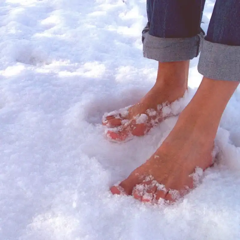 a piedi nudi nella neve