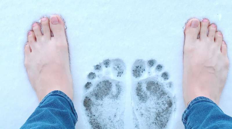 a piedi nudi nella neve