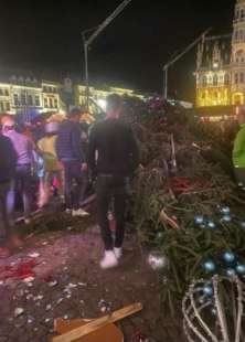 abete crollato in un mercatino di natale in belgio