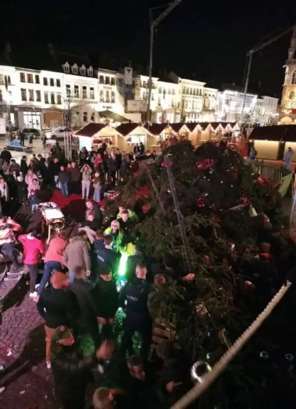 abete crollato in un mercatino di natale in belgio 