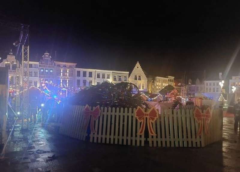 abete crollato in un mercatino di natale in belgio