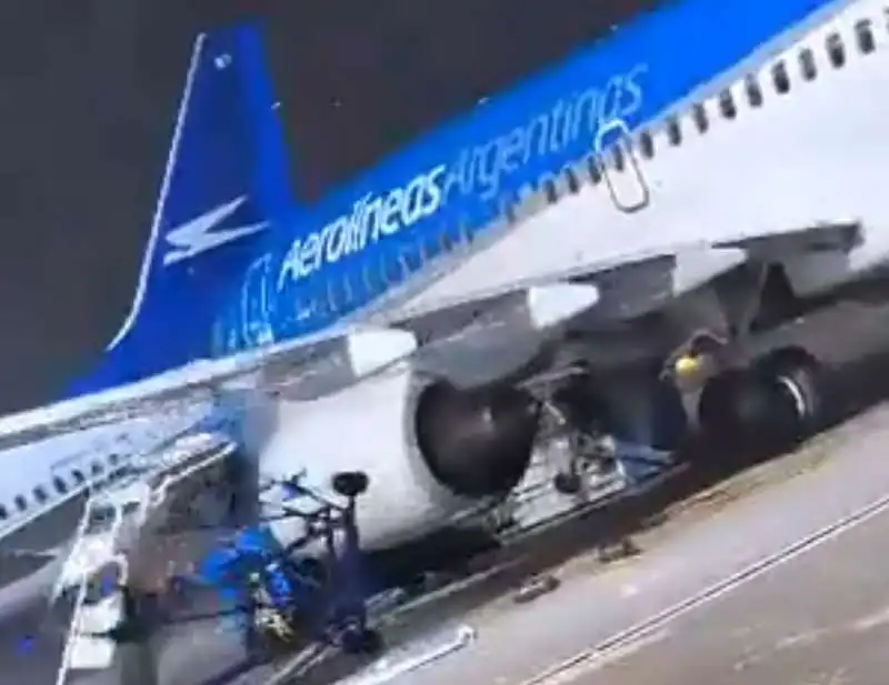 aereo prende il volo da solo per il vento in argentina 