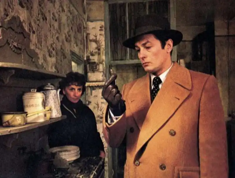 ALAIN DELON IN UNA SCENA DI MONSIEUR KLEIN 