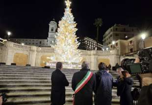 albero di natale di christian dior a piazza di spagna roma 22