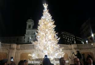 albero di natale di christian dior a piazza di spagna roma 23