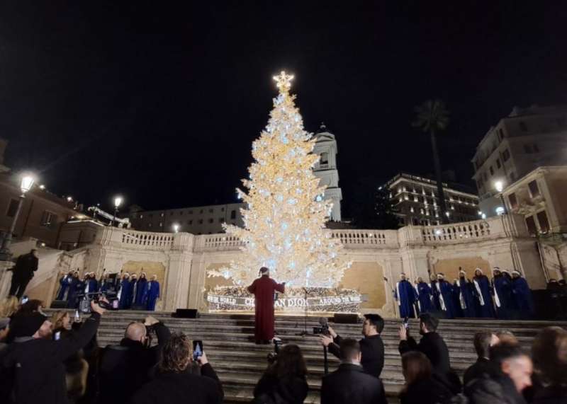 albero di natale di christian dior a piazza di spagna roma 24