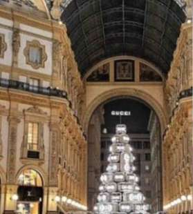 albero di natale in galleria del corso a milano