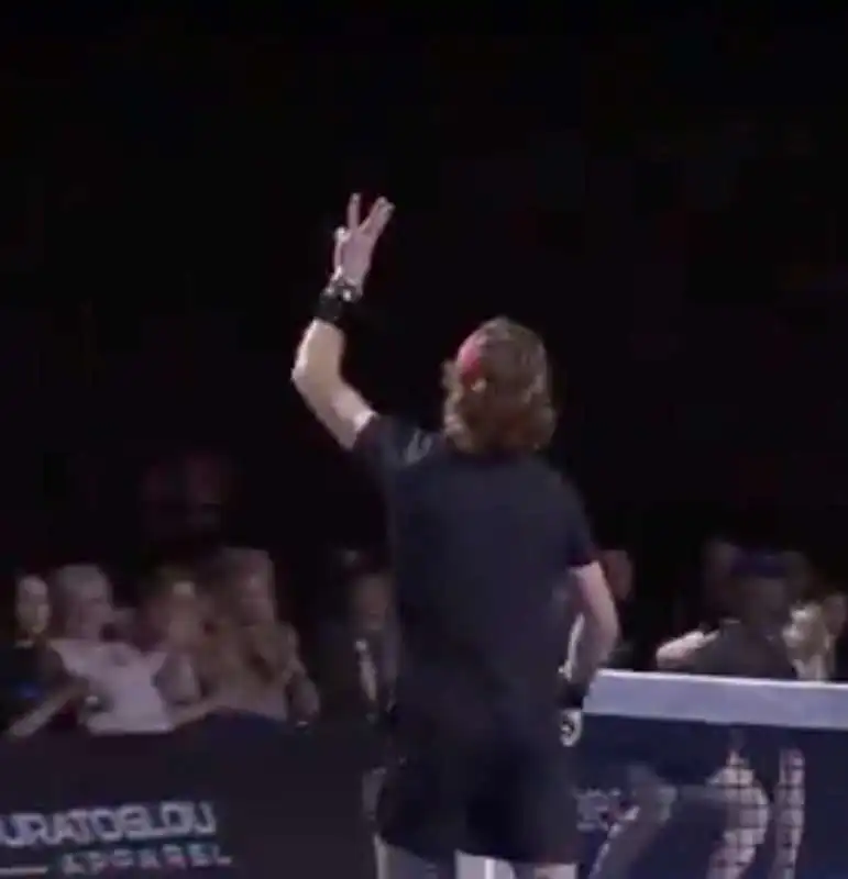 andrey rublev protesta e mostra tre dita all arbitro