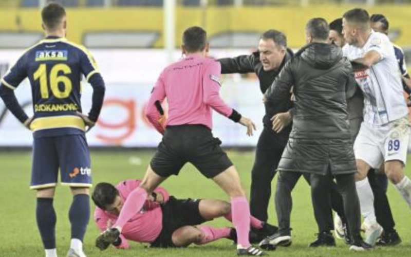 ANKARAGUCU - RIZESPOR - AGGREDITO L ARBITRO HALIL UMUT MELER