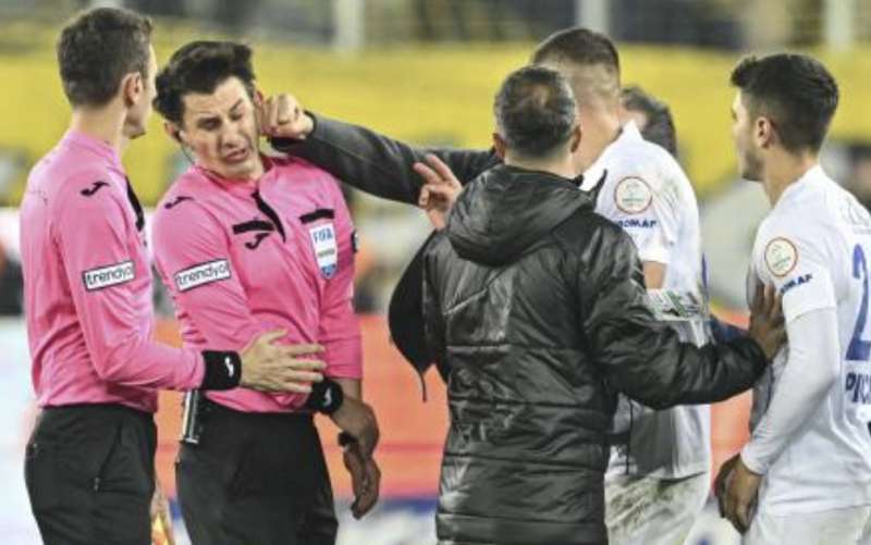 ANKARAGUCU - RIZESPOR - AGGREDITO L ARBITRO HALIL UMUT MELER