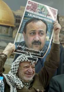 arafat con un manifesto di marwan barghouti