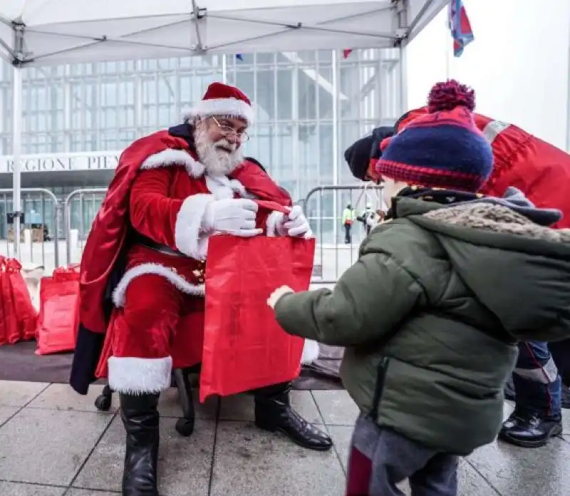 babbo natale consegna doni