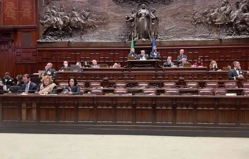 BANCHI DEL GOVERNO VUOTI DURANTE IL VOTO SUL MES ALLA CAMERA 