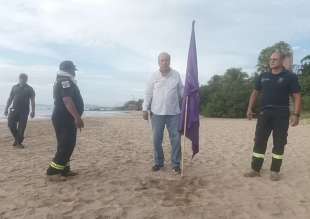 bandiera viola sulla spiaggia di ixtapa zihuatanejo