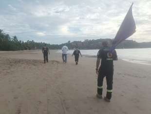 bandiera viola sulla spiaggia di ixtapa zihuatanejo