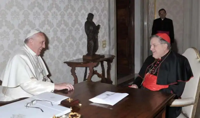 BERGOGLIO CON RAYMOND LEO BURKE  