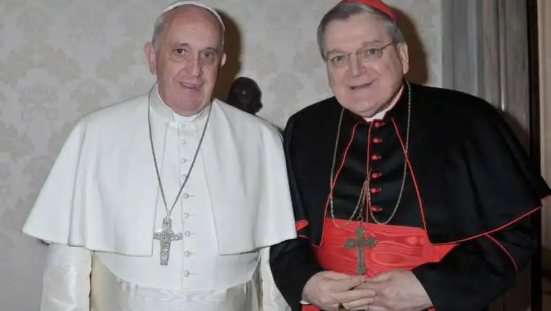 BERGOGLIO CON RAYMOND LEO BURKE 