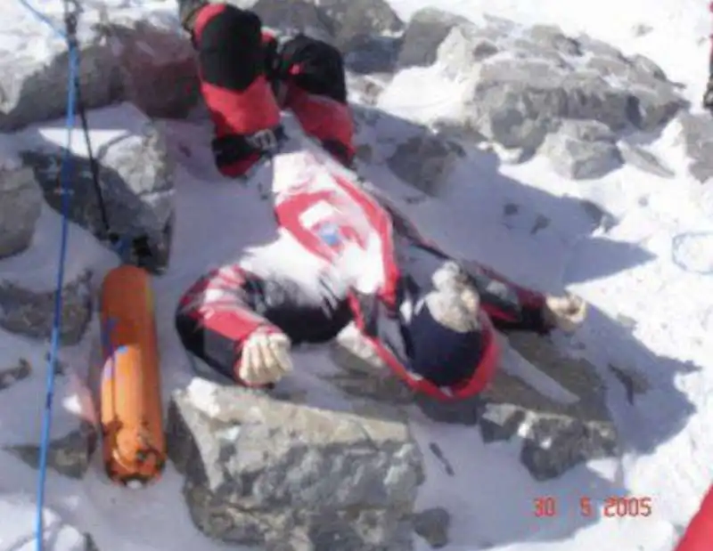 cadaveri sull everest   8