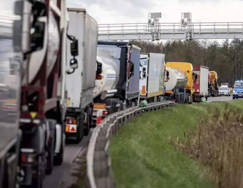 camion bloccati al confine tra polonia e ucraina   1