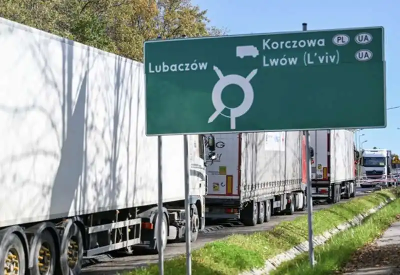 camion bloccati al confine tra polonia e ucraina   2