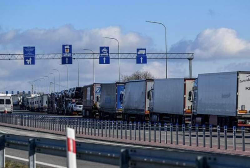 camion bloccati al confine tra polonia e ucraina 3