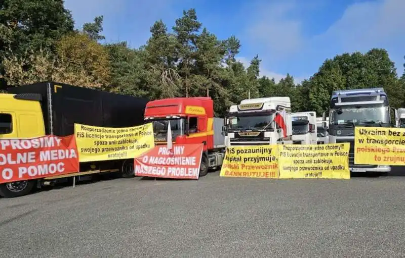 camion bloccati al confine tra polonia e ucraina   6