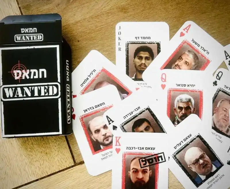 carte da gioco con i volti dei membri di hamas 