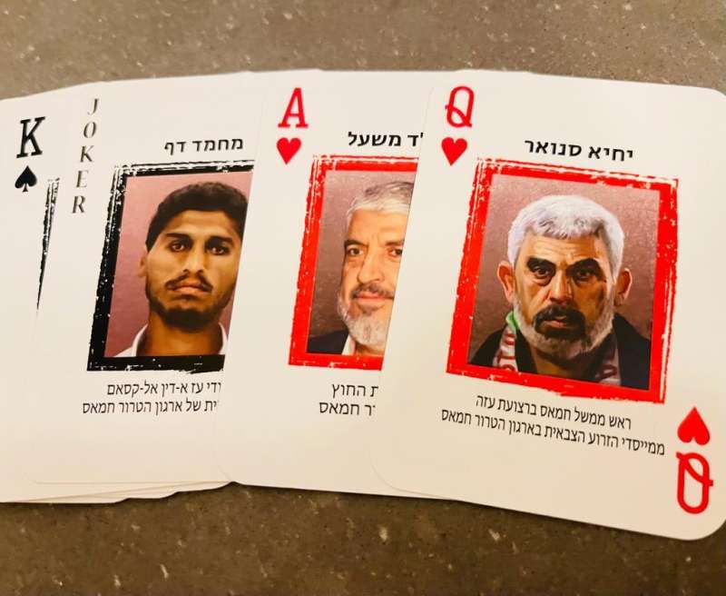 carte da gioco con i volti dei membri di hamas