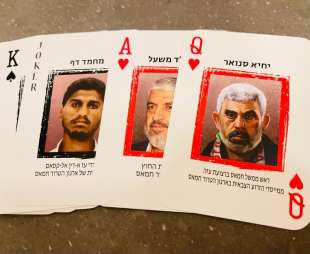 carte da gioco con i volti dei membri di hamas