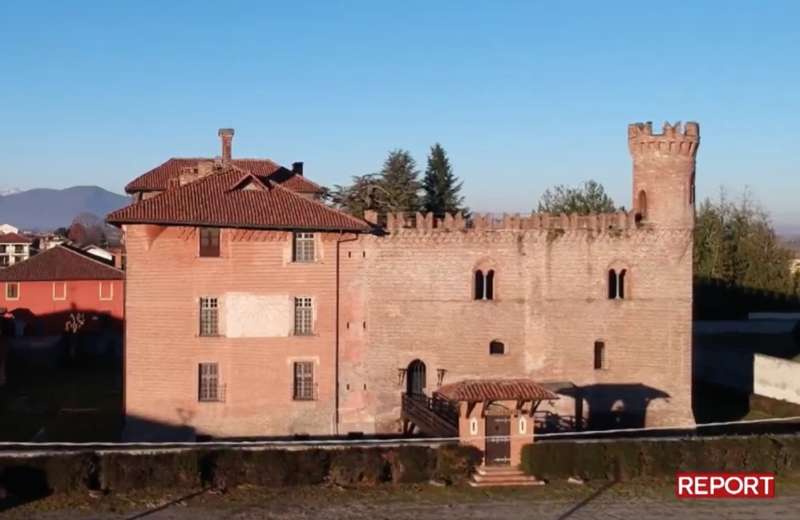 CASTELLO DI BURIASCO - INCHIESTA DI REPORT SUL QUADRO DI SGARBI