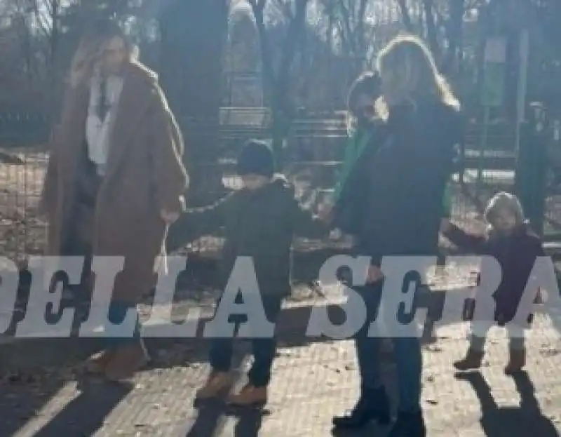 chiara ferragni con i figli e la madre a parco sempione il 24 dicembre 