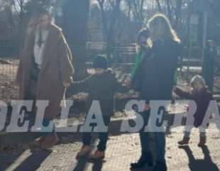 chiara ferragni con i figli e la madre a parco sempione il 24 dicembre