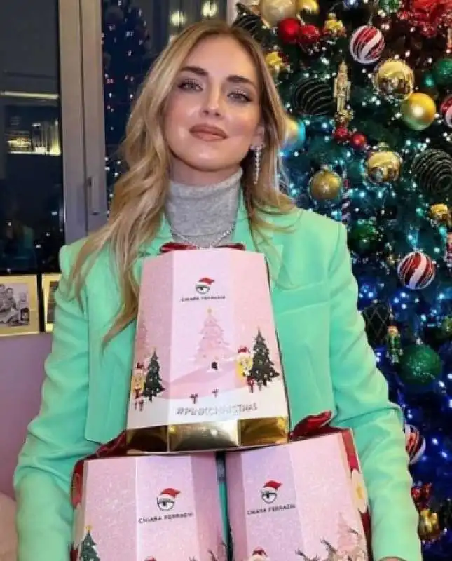 chiara ferragni e il pandoro balocco