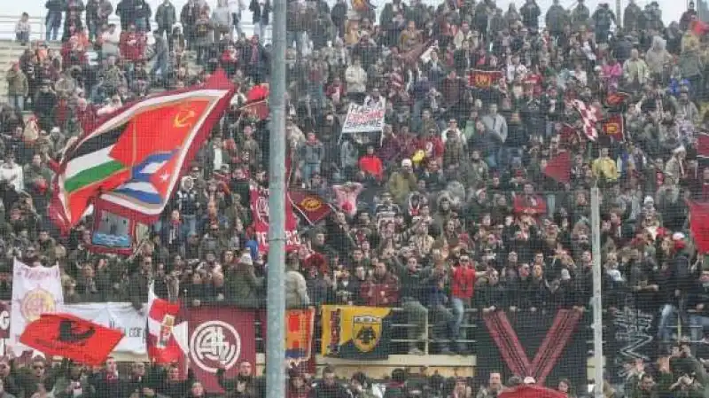 cori e bandiere pro palestina nella curva del livorno 1